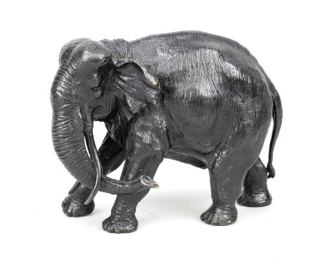Bildhauer 2. H. 20. Jh., Elefant, schwarz patiniert Bronze, unsign., gest. ''1705-24'', L. 30 cm