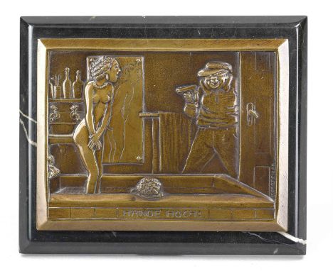 V. Matzner, 1. H. 20. Jh., humoristisch-erotisches Bronzerelief, ''Hände hoch!'', Dieb bedroht eine Badende, die sich schamha