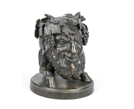 Tintenfaß in Form eines Bacchus/Faun, 19. Jh. Bronze. Kopf mit Hörnern, Weinlaubkranz, seitlich zwei Ziegenbeine. Kopf mit Sc