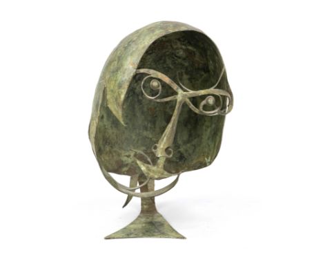 Monogrammist M, 2. H. 20. Jh., aus Bronzeblech gestalteter Kopf als Hohlform mit filigran geschnittenem Gesicht, grün patinie