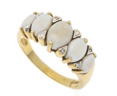 Opal-Ring GG 585/000 mit 5 ovalen Opal-Cabochons 7,2 x 5,6 - 5,4 x 3,8 mm in leichtem - blassem Farbenspiel und 4 rund fac. w