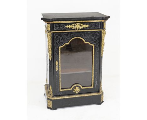 Vitrinenschränkchen, Frankreich 19. Jh., Holz ebonisiert mit floralem Ritzdekor, allseitig vergoldete Applikationen aus Bronz