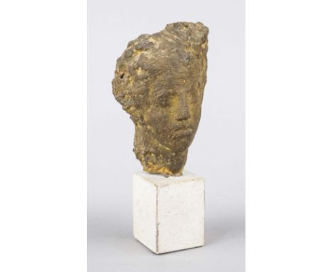 Marco Flierl (*1963), Kopf, patinierte Bronze mit genarbter Oberfläche in der Art eines antiken Bodenfundes, unsign., auf Ges