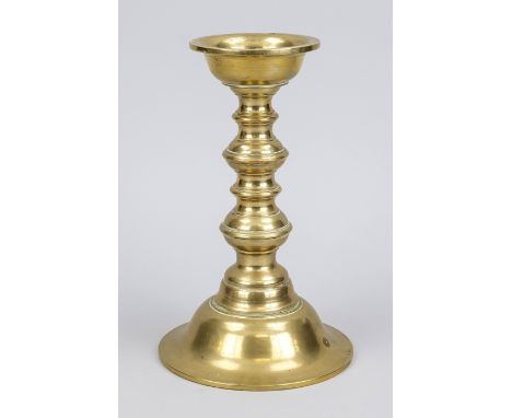 Barockleuchter, 18. Jh., Bronze/Messing. Schwerer Leuchter mit balustriertem Schaft, H. 26 cm