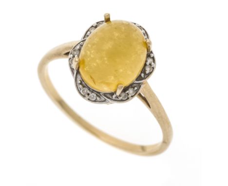 Opal-Ring GG/WG 585/000 mit einem ovalen Opal-Cabochon 10,0 x 8,2 mm und 12 rund fac. weißen Schmucksteinen, RG 56, 2,4 g
