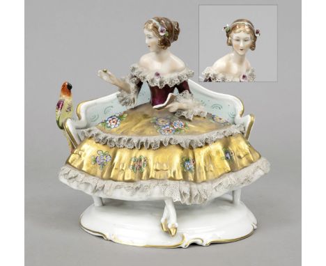 Dame mit Papagei, Unterweißbach, Thüringen, Marke 1956-62, elegante Dame in ausladendem Kleid mit Spitzenbesatz, auf einem So
