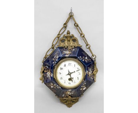 Porzellan Uhr mit Kettenhängung und Bronze Applikationen, blauer Grund mit floralen Motiven verziert, weißes Emaille Zifferbl