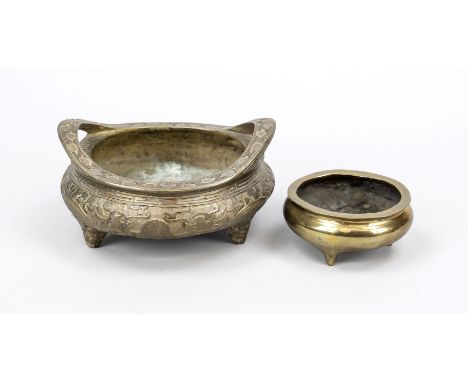 2 Censer, China 19./20. Jh., Bronze/Messing. Beide unter dem Boden eine mitgegossene Marke, D. bis 18 cm