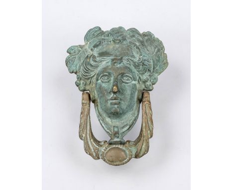 Jugendstil-Türklopfer, um 1900, Bronze tlw. grün patiniert. Maskaron mit bacchantischem Kopfschmuck. Klopfer unterhalb des Ge