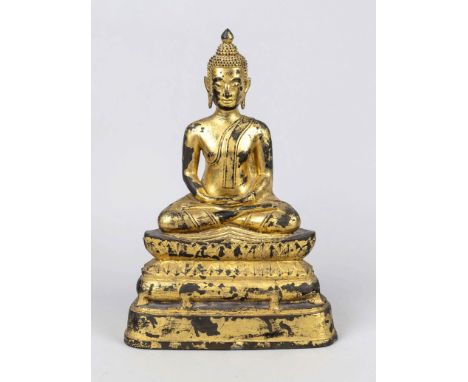 Buddha, Thailand 18. Jh., gefüllte Bronze mit Goldlack. Im Padmasana auf einem gestuften und profilierten Thron sitzend, die 