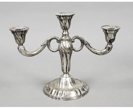 Dreiflammiger Leuchter, Deutsch, 20. Jh., MZ: M. H. Wilkens &amp; Söhne, Bremen-Hemelingen, Silber 835/000, runder gewölbter 