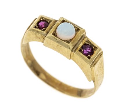 Opal-Rubin-Ring GG 585/000 mit einem runden Opal-Cabochon 3,9 mm mit gutem Farbenspiel und 2 rund fac. Rubinen 2,5 mm, RG 55,