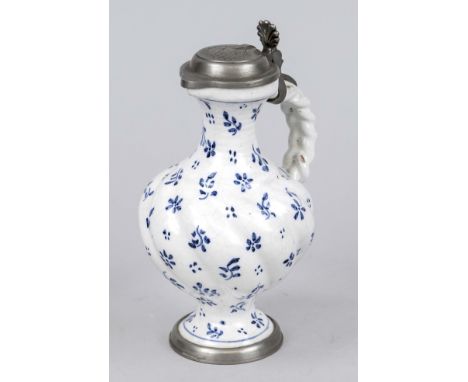 Kleiner Weinkrug, 18./19. Jh., Fayence mit blauem Dekor Streublümchen und Pünktchen, Zinndeckel und Standring, Deckel mit gra