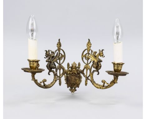 Wandlampe mit Drachen, Ende 19. Jh., Bronze/Messing mit Restvergoldung, stärker ber., Kerzenfassungen, H. ca. 25 cm (mit Fass