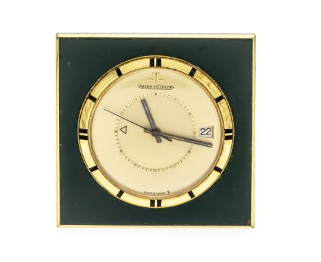 Jaeger LeCoultre kleine Reiseuhr, Messing vergoldet mit Aufsteller, grüner Grundton, goldf. Zifferblatt mit schwarzen Striche