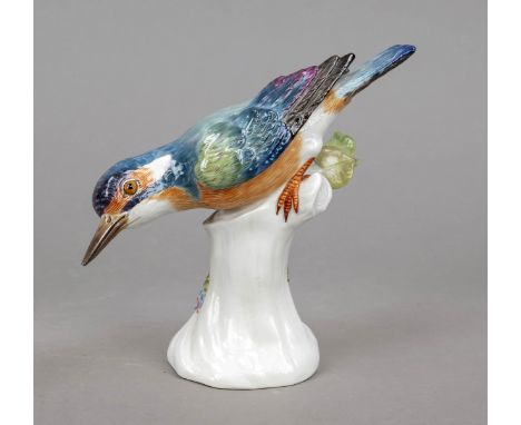 Eisvogel auf Baumstumpf, Meissen, um 2000, 1. W., Modellnr. 77228, auf Baumstumpf sitzender, sich nach unten beugender Vogel,