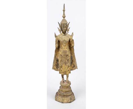 Stehender Buddha Ratanakosin, Thailand 19. Jh., Bronze mit Goldlack. Auf einem mehrstufigen Sockel, etwas aus dem Lot, H. 58 