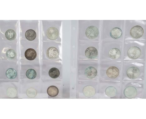 Konvolut Silbermünzen, 2. H. 20. Jh. 12 x 10 Mark BRD, 13 x 5 Mark BRD, unterschiedliche Jahrgänge und Erhaltungen.Dazu 2 x 1
