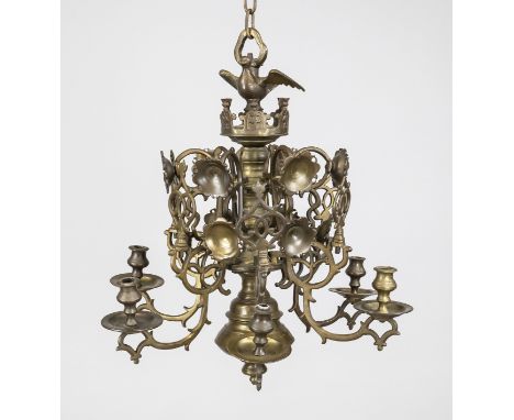 Hängelampe, 17. Jh., Bronze. Balustrierte Konsole mit eingesteckten Leuchterarmen und Zierelementen auf 2 Ebenen. 6-flg., Vog