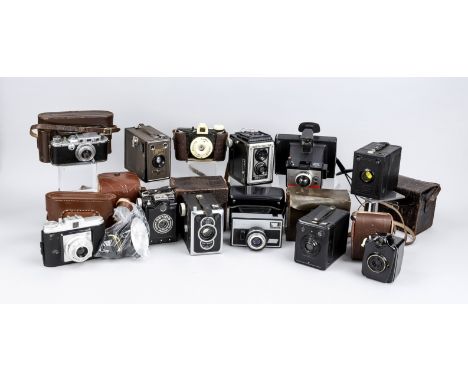 Kovnolut von 12 alten Kameras: Leica IIIa, Seriennr. 274770, 1938, schwarz/chrom, mit Leitz Elmar 1:3,5, braune Ledertasche. 