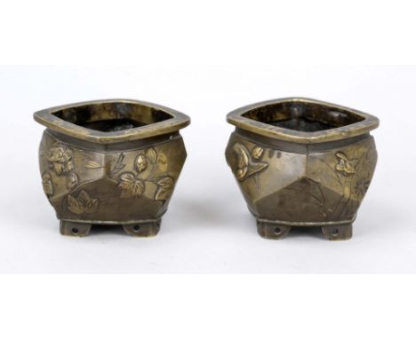 Paar Koro, Japan um 1900 (Meiji), Bronze. Facettierter Korpus auf 4 Füßen mit Reliefdekor, H. 7/D. 9 cm