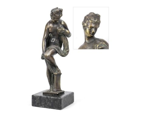 Statuette der Badenden Venus nach Giambologna, 2. H. 20. Jh., patinierte, massive Bronze auf Marmorplinthe, unsign., Ges.-H. 
