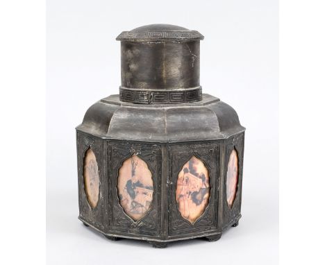 Tea caddy, China Ende 19. Jh. (late Qing). Facettierter Korpus aus Zinn mit gerahmten Bildchen hinter Glas, Deckel, ber., H. 