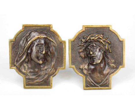 Zwei Andachtsreliefs des 19. Jh., Maria und Christus als Büsten auf kreuzförmiger Platte, patinierte Bronze mit klappbarem St