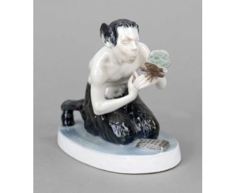 Faun mit Schmetterling, Rosenthal, Selb-Bavaria, um 1920, Entwurf Karl Himmelstoß im Jahre 1912, im ovalen Sockel sign., Mode