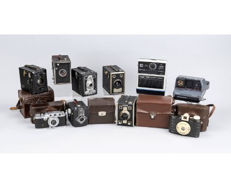 Konvolut von 10 alten Kameras: Leica III F, Seriennr. 148807, 1934, Leitz Elmar 1:3,5,50, schwarz/chrom, braune Ledertasche. 