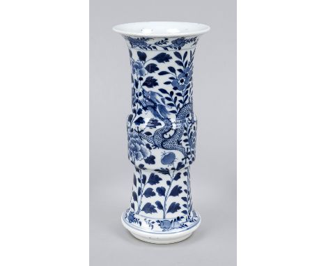 Gu Drachenvase, China 17./18. Jh. (Kangxi/Qing). Kobaltblauer Dekor mit affrontierten Drachen und Päonien. Unter dem Boden ei