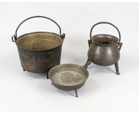 3 alte Gefäße, 18./19. Jh., Bronze/Eisen. 2 x auf 3 Füßen und mit schwenkbarem Henkel, ber. und best., H. bis 33/D. bis 36 cm