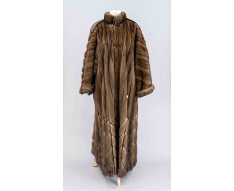 Langer Vintage Damen Mantel, 2. H. 20. Jh., cognacfarben bis braun changierender Nerz, kleiner Stehkragen, Verschluss durch l