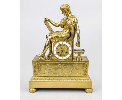 Empire Pendule, 1.H.19.Jh., Bronze feuervergoldet, Gelehrter auf der Uhr sitzend eine Tafel betrachtend, auf der Uhr verteilt