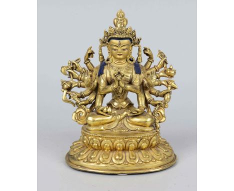 Heiligenfigur, China/Tibet 20. Jh., Bronze vergoldet und partiell staffiert. Bodenblech mit Gravur, H. 21 cm
