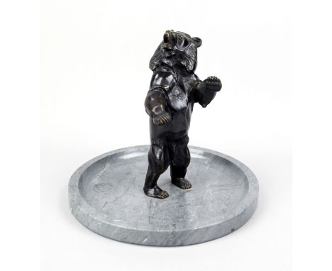 Anonymer Bildhauer um 1920, stehender Bär, dunkel patinierte Bronze in einer flachen Schale aus grauem Marmor, unsign., H. 33