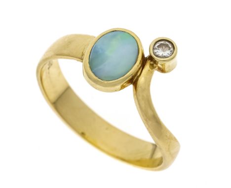 Opal-Brillant-Ring GG 585/000 mit einem ovalen Milchopal-Cabochon 7,5 x 5,7 mm mit sehr gutem Farbenspiel und einem Brillante