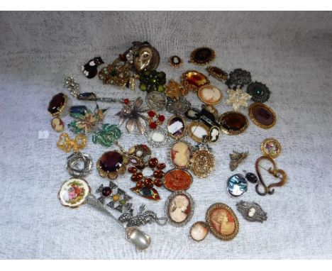 A LARGE COLLECTION OF VINTAGE BROOCHES