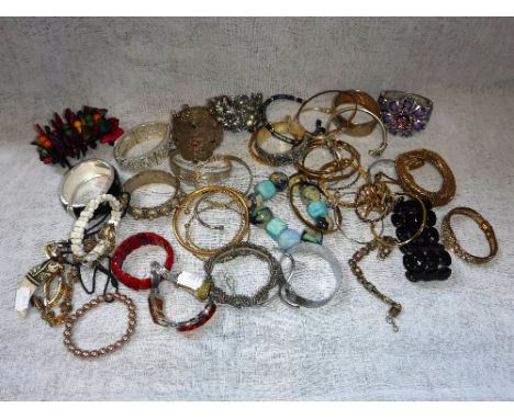 A COLLECTION OF VINTAGE BRACELETS AND BANGLES including examples in white metal, china and wooden examples