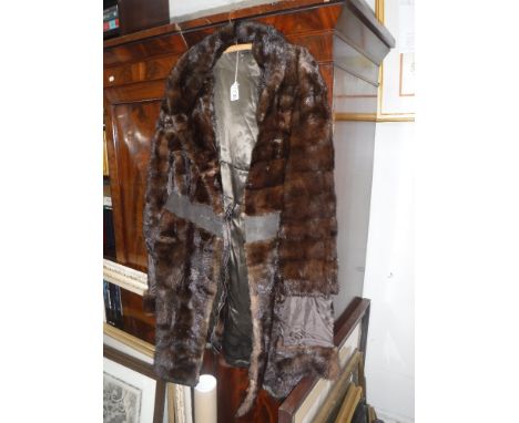 A LADIES VINTAGE FUR COAT