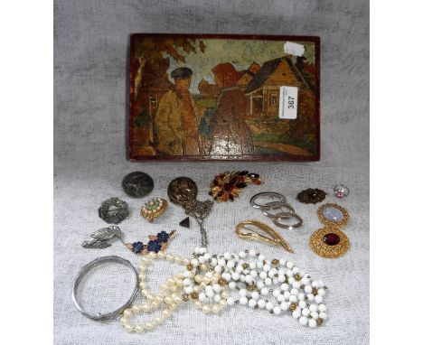 A COLLECTION OF VINTAGE BROOCHES AND BEADS in a wooden box