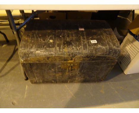 Metal dome top trunk 65 x 44 x 46 cm