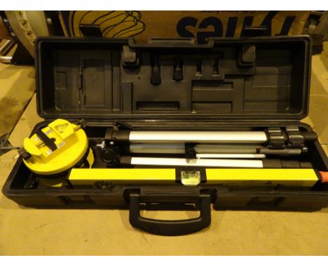 V18923 laser level with tripod etc in carry case 