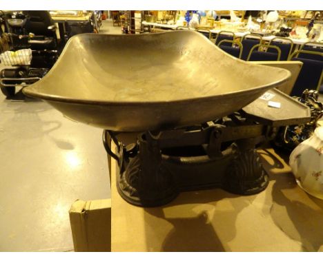 Set of vintage grocers scales with weights to 7lb