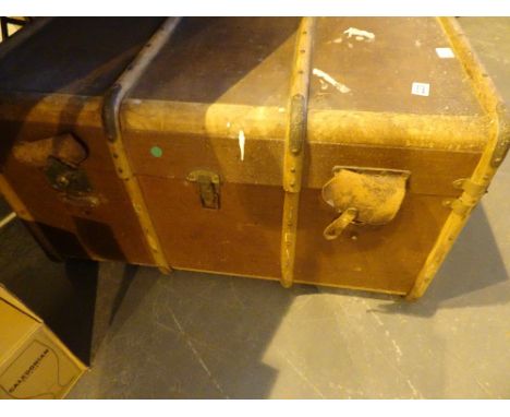 Large luggage trunk with strapping 90 x 50 x 50 cm