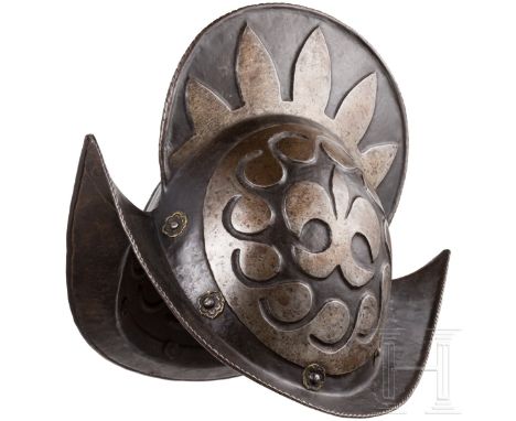 Schwarz-weißer Morion, norddeutsch, um 1600  Zweiteilig gearbeitete Kalotte mit hohem, gebördeltem und geschnürltem Kamm. Die