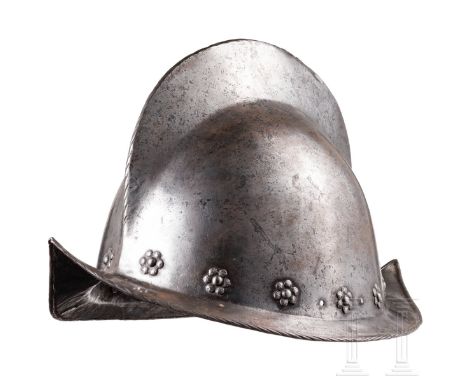 Früher Morion, deutsch, um 1540  Einteilig geschlagene Glocke mit breitem, geschnürltem Kamm (kleine Durchputzungen), schmale