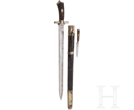 Großer silbermontierter Hirschfänger, deutsch, um 1800  Kräftige Rückenklinge mit beidseitiger flacher Kehlung. Umgearbeitete