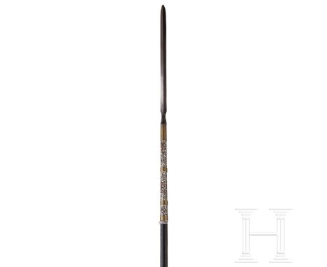 Omi Yari, Japan, späte Edo-Periode  Lange Yari-Klinge, mit Rotlack gefüllter Bohi (Nakago sitzt im Schaft fest), Rotlack mit 
