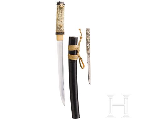 Aikuchi, Japan, um 1240 (Kamakura-Periode)  Klinge Hira Tsukuri, feines Ko Mokume Hada, auf Sugu Ha basierender Ko Midare Ham
